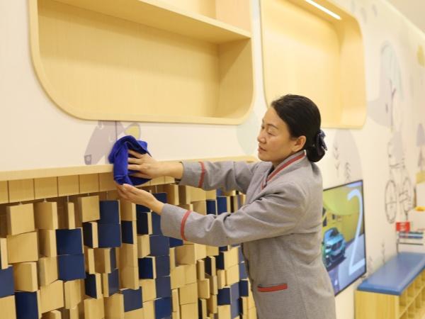 為什么現在學校都把清潔工作都外包了？